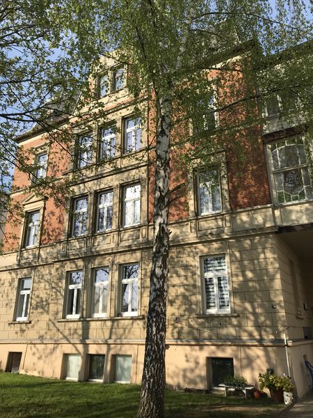 Großzügige 5-Zimmer-Altbauwohnung mit Stuck - 132 m² im Erdgeschoss in zentraler Lage +Gartennutzung